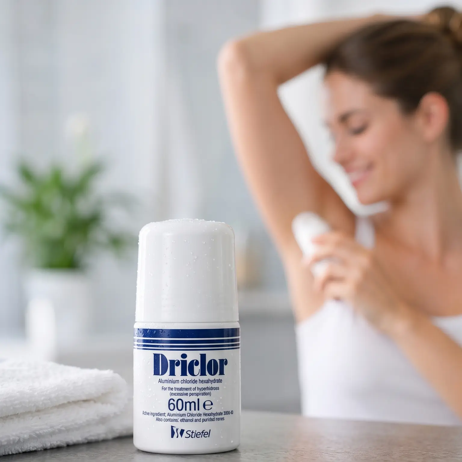 Frasco de Driclor 60ml em primeiro plano e mulher aplicando antitranspirante na axila ao fundo