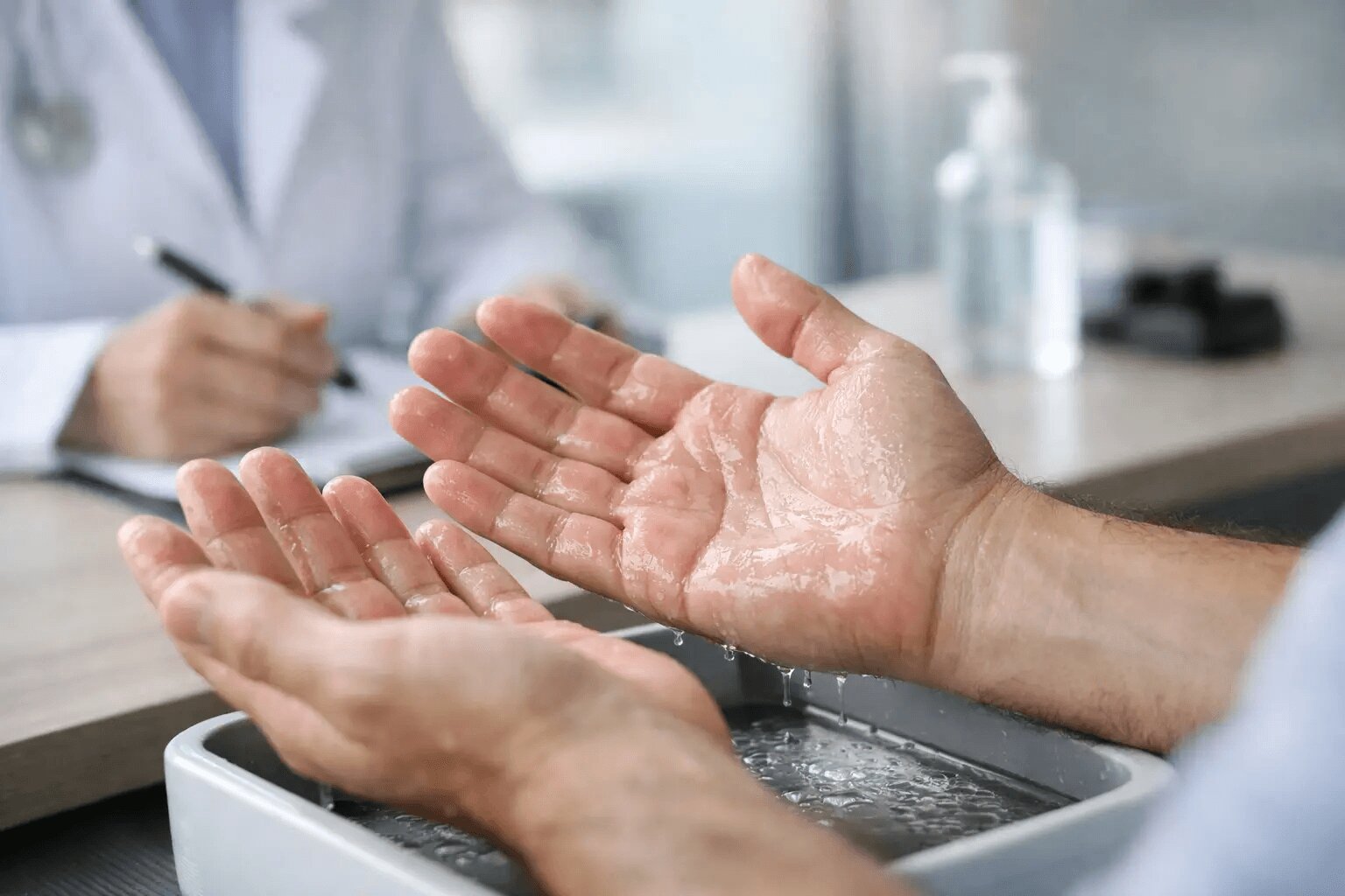 Como tratar hiperidrose nas mãos — avaliação de suor excessivo nas palmas